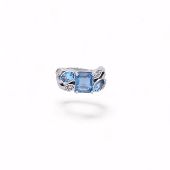 Bague motif végétal en or blanc sertie de topaze bleue et diamants, création joaillière raffinée