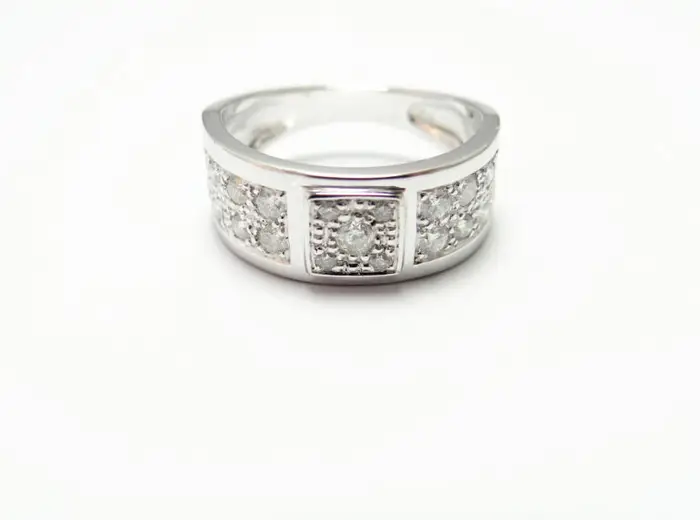 bague droite serti de diamants en or blanc 18 carats