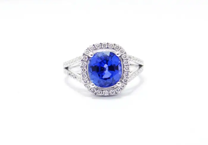 bague saphir Ceylan 3 carats entouré de diamants bague coussin diamant