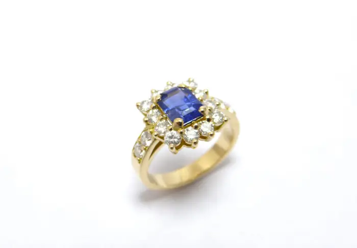 bague maarquise en or jaune 18 carats au centre un saphir et diamant autour