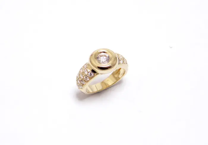 bague pneu en or jaune 18 carats diamant pavage et diamant centre 1 carats