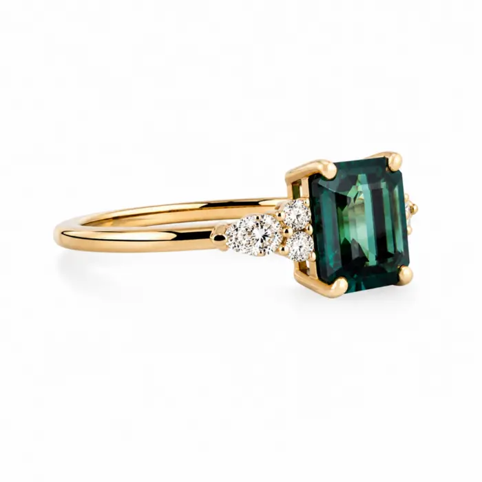 Bague en or jaune 18 carats sertie d'une tourmaline verte taille émeraude et de diamants, création joaillière élégante et intemporelle.