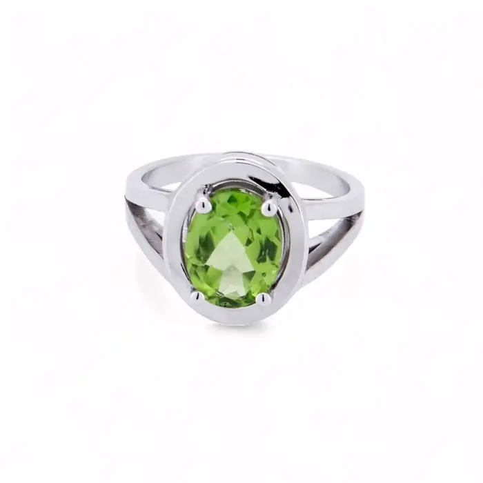 Bague en or blanc avec pierre verte ovale type péridot sertie à quatre griffes