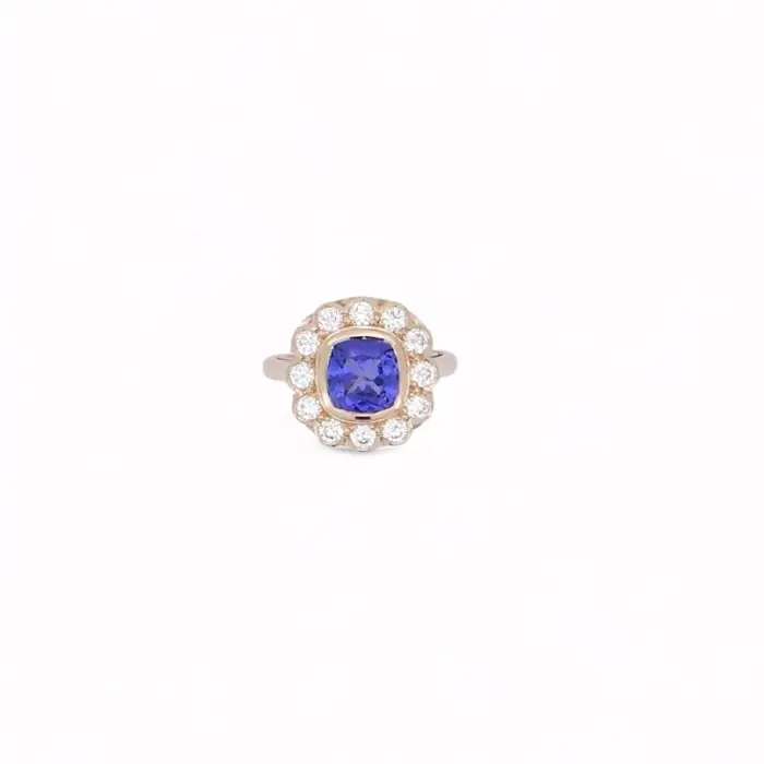 Bague joaillière en or jaune sertie d’un saphir central et de diamants en entourage