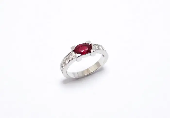 bague rubis ovale en serti griffes avec des diamants ronds de chaques cotés