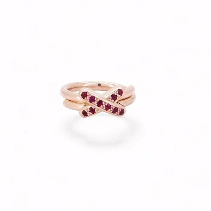Bague en or rose 18 carats avec rubis et diamants, design croisé moderne et élégant