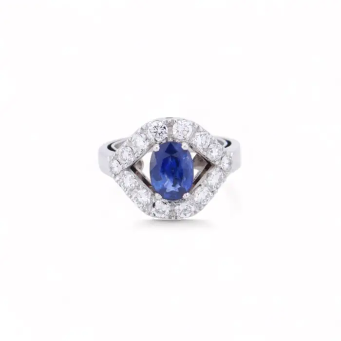 Bague raffinée en or blanc avec saphir et diamants dans un design aérien et moderne