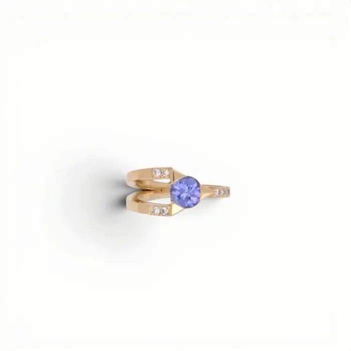 Bague de fiançailles moderne en or jaune ornée d'une tanzanite et de diamants, création de joaillier