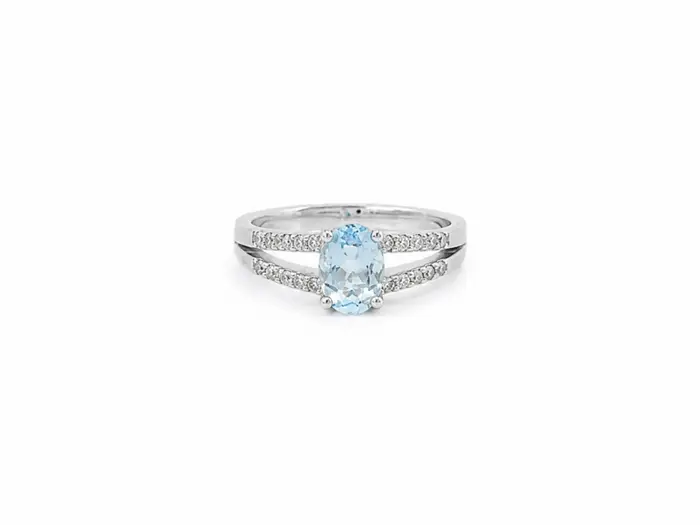 Solitaire en or blanc 18 carats orné d'une aigue-marine ovale et de diamants sur les épaules, bijou de haute joaillerie raffiné.