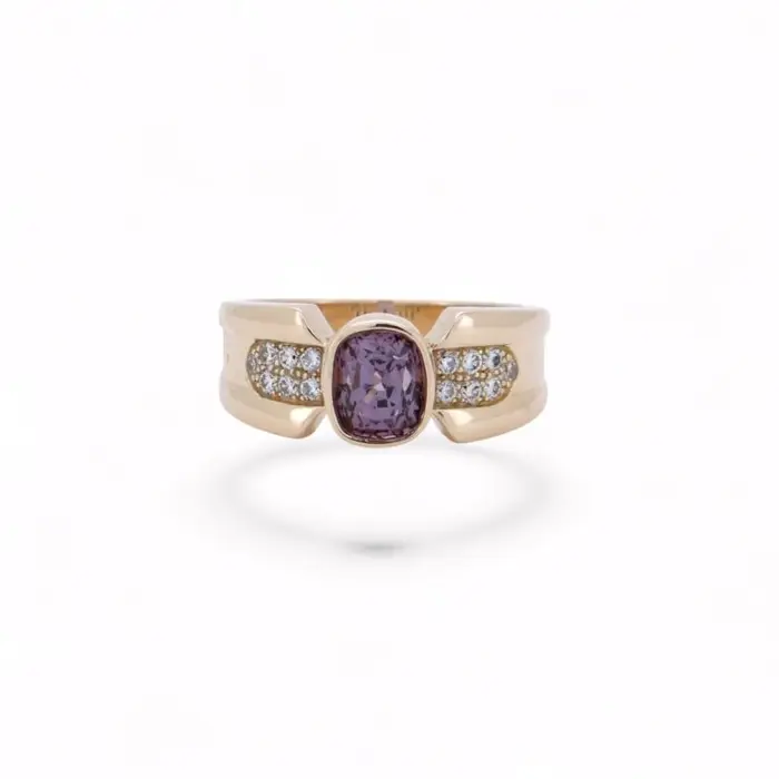 Bague en or jaune avec pierre centrale violette type améthyste et pavage de diamants