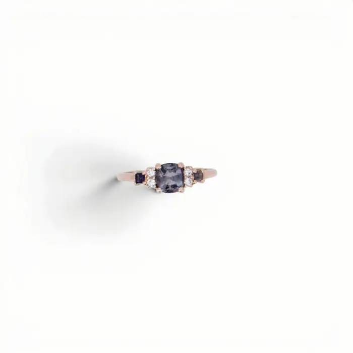 Bague de fiançailles en or rose sertie d'un spinelle gris-mauve et de diamants, style délicat