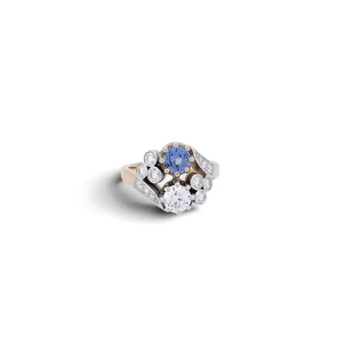 Bague de fiançailles Toi et Moi saphir et diamant sur monture en or bicolore pavée de diamants