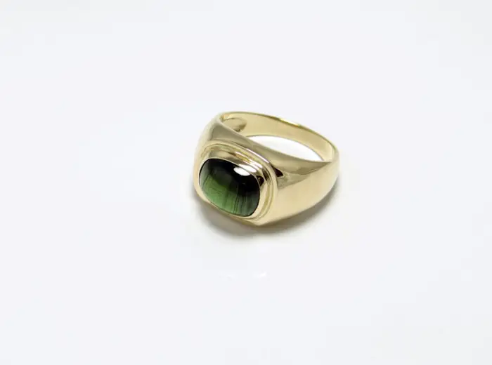 bague tourmaline verte cabochon serti clos monture or jaune 18 carats