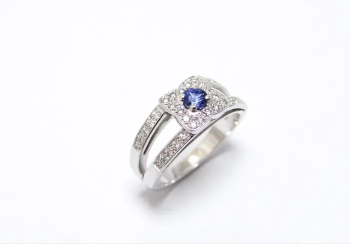 bague style mauboussin en forme de trèfle saphir diamant en or blanc rhodié