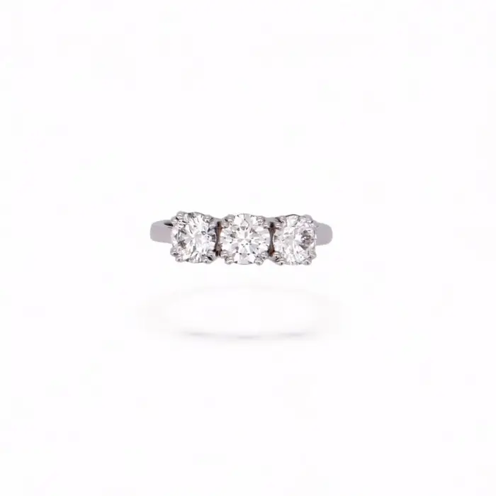 Bague trilogie en or blanc 18 carats avec trois diamants brillants, création artisanale signée Maupas Sehikyan pour une demande en mariage.