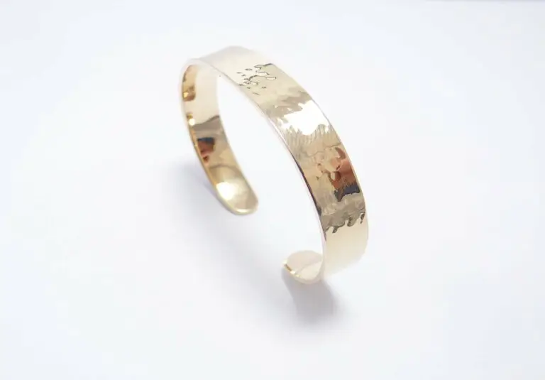 bracelet en or jaune 18 carats ouvert massif effet martelé