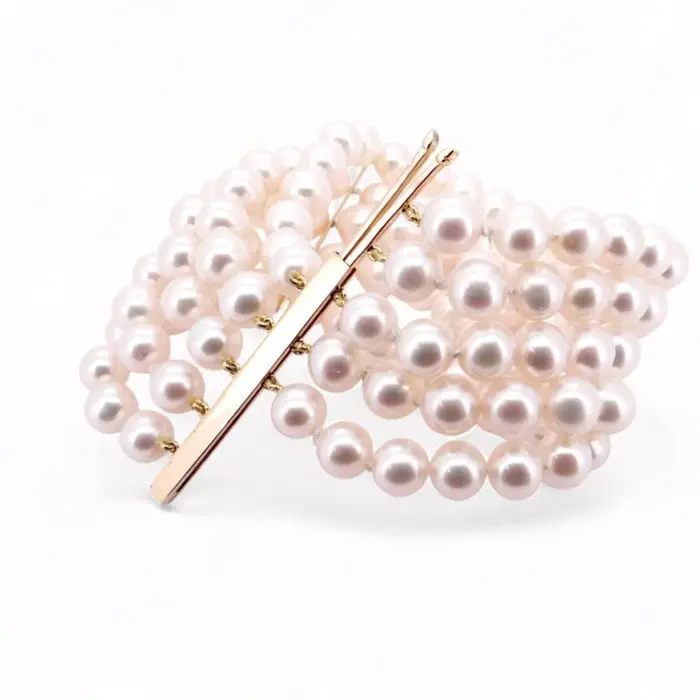 Bracelet élégant en perles blanches avec monture en or et design multi-brins