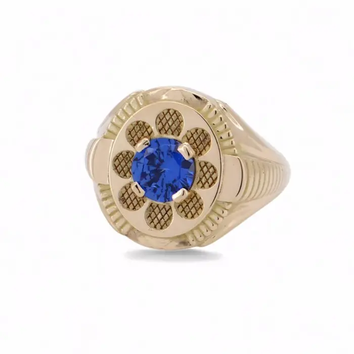 Chevalière en or jaune 18 carats avec oxyde de zircon bleu et motifs gravés, création artisanale signée Maupas Sehikyan.