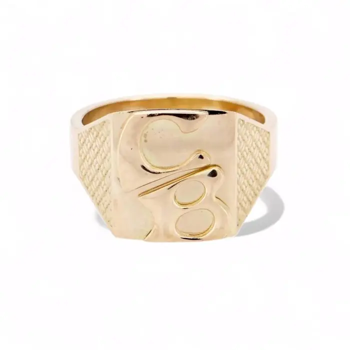 Bague large en or jaune style chevalière avec design moderne et texture latérale
