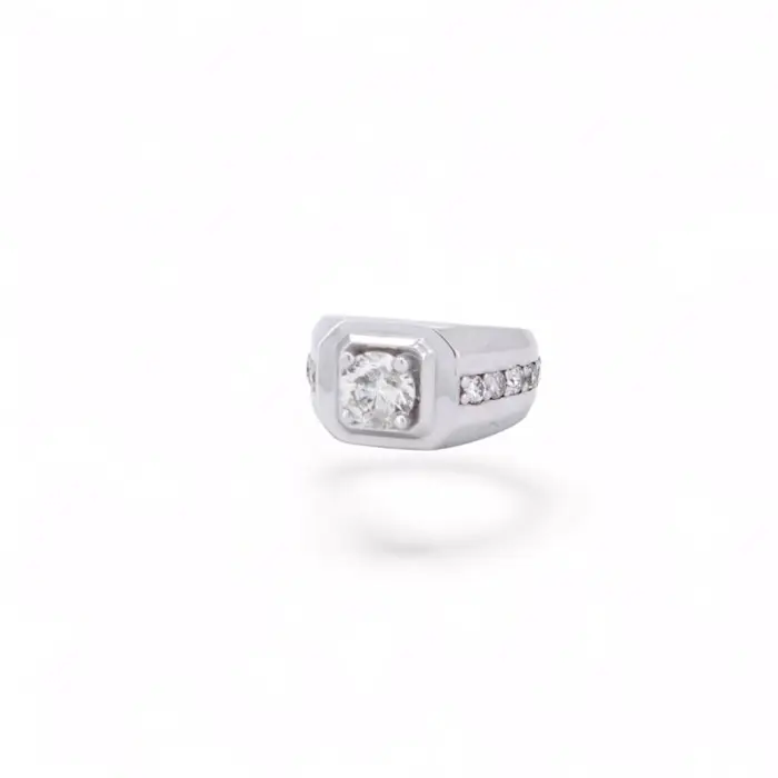 Bague chevalière en or blanc sertie d’un diamant taille brillante et d’un entourage latéral de diamants