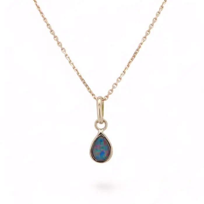Collier en or avec pendentif goutte serti d’une opale aux nuances bleues et vertes