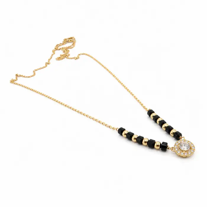 Collier en or jaune 18 carats avec perles d'onyx noir et pendentif halo serti d'un diamant central entouré de diamants, bijou raffiné et élégant.