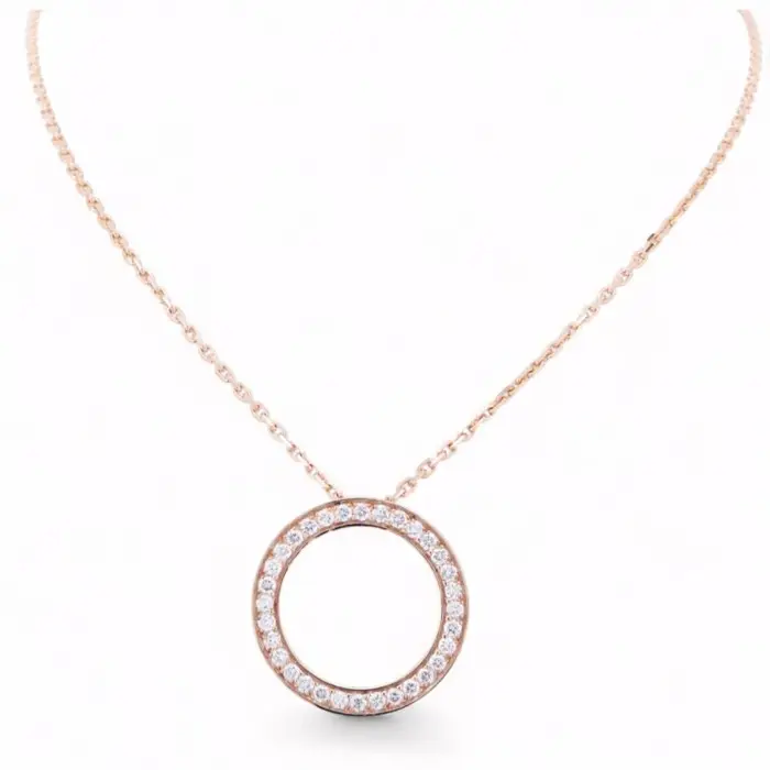 Collier en or rose 18 carats avec pendentif cercle pavé de diamants, bijou raffiné au design moderne et intemporel.