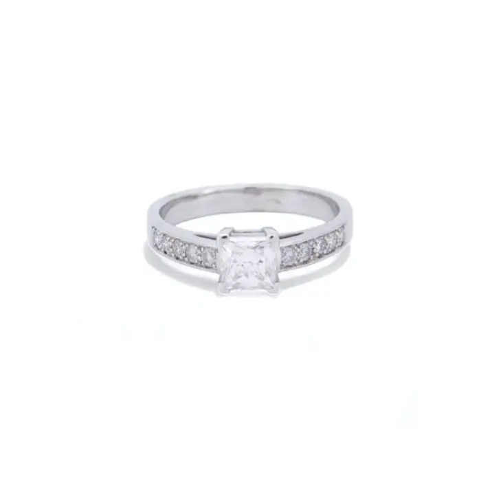 Bague raffinée en or blanc avec diamant taille brillant et détails pavés