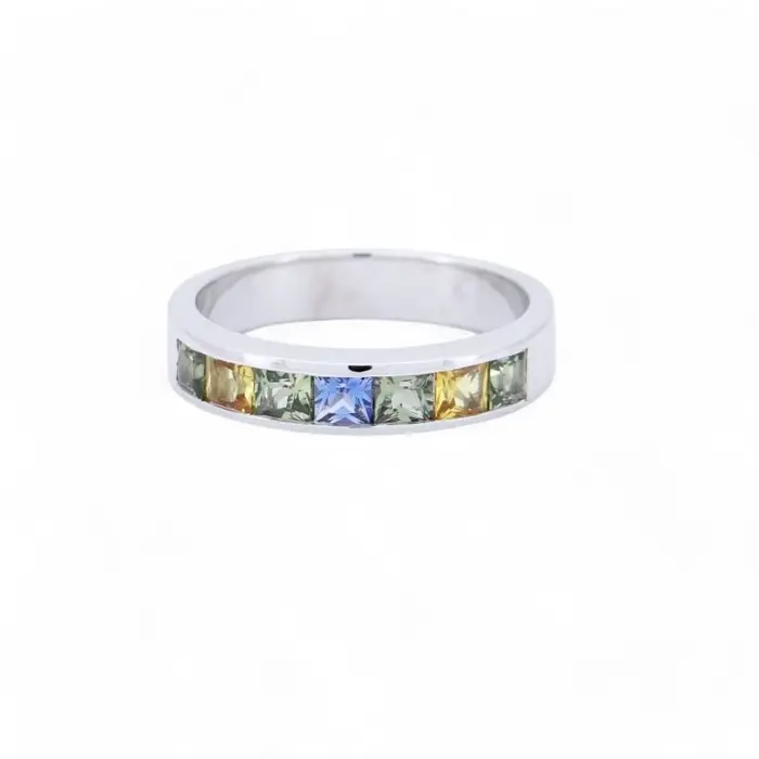 Bague or blanc 18 carats avec saphirs multicolores calibrés taille princesse, bijou de joaillerie contemporaine réalisé par Maupas Sehikyan.