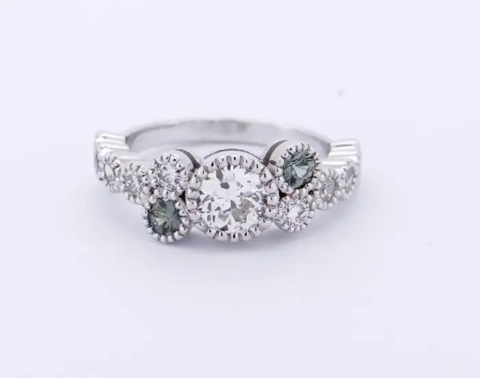 Création unique en or blanc avec saphir vert et diamants, réalisée dans un atelier de joaillerie artisanale.