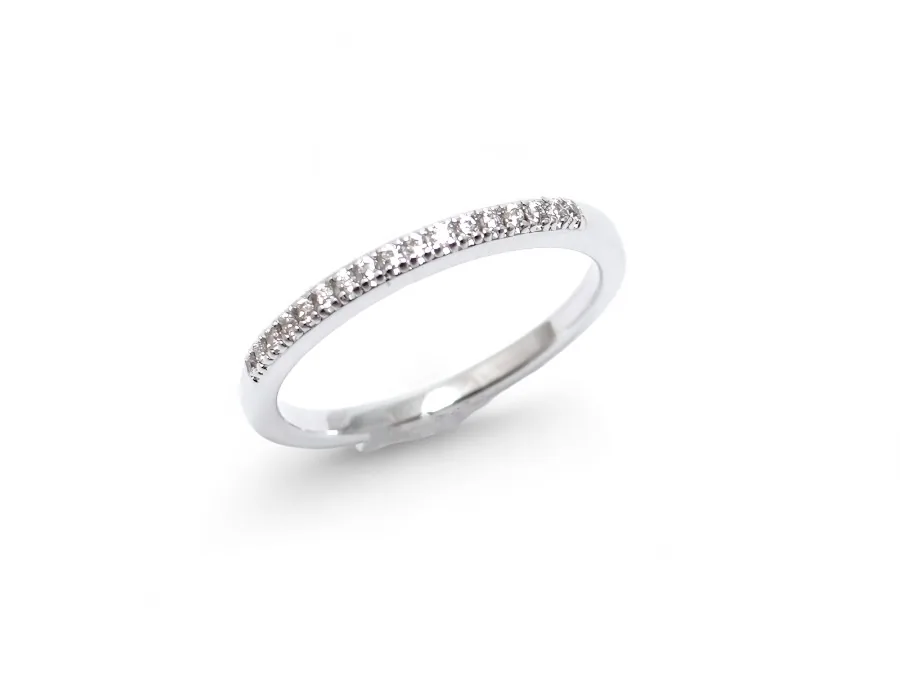 alliance demi tour or 750 serti de petits diamants en serti griffes bague de mariage