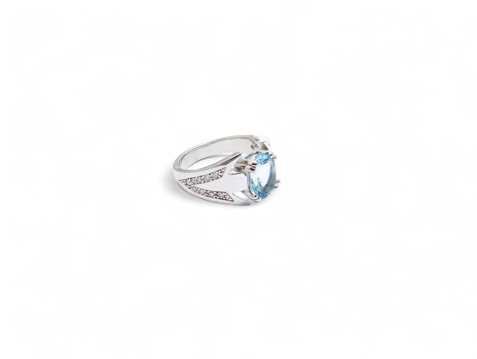 bague aigue marine ovale 9 par7 mm monture or blanc 18 carats serti de diamants sur le corps