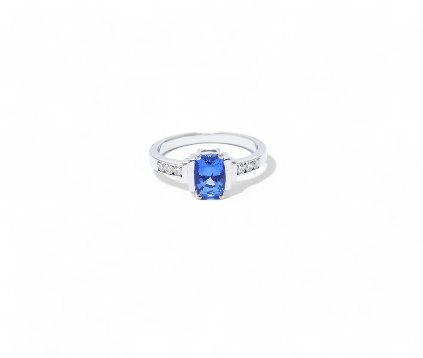 bague style art deco avec un saphir ceylan taille coussin et des diamants sur le corps de bague