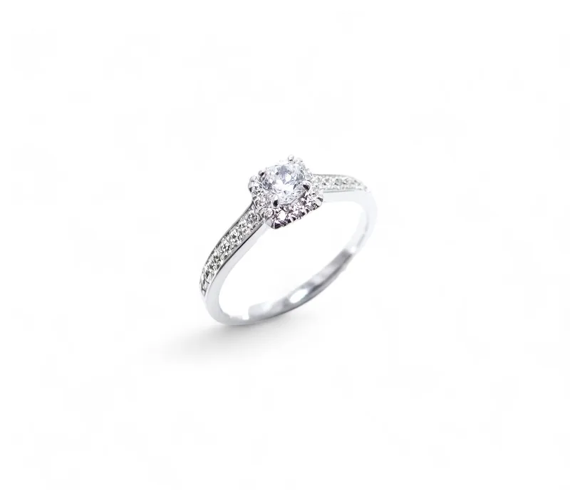 bague de fiançailles serti de diamant sur le corps et autour du diamant central monture or blanc 18 carats