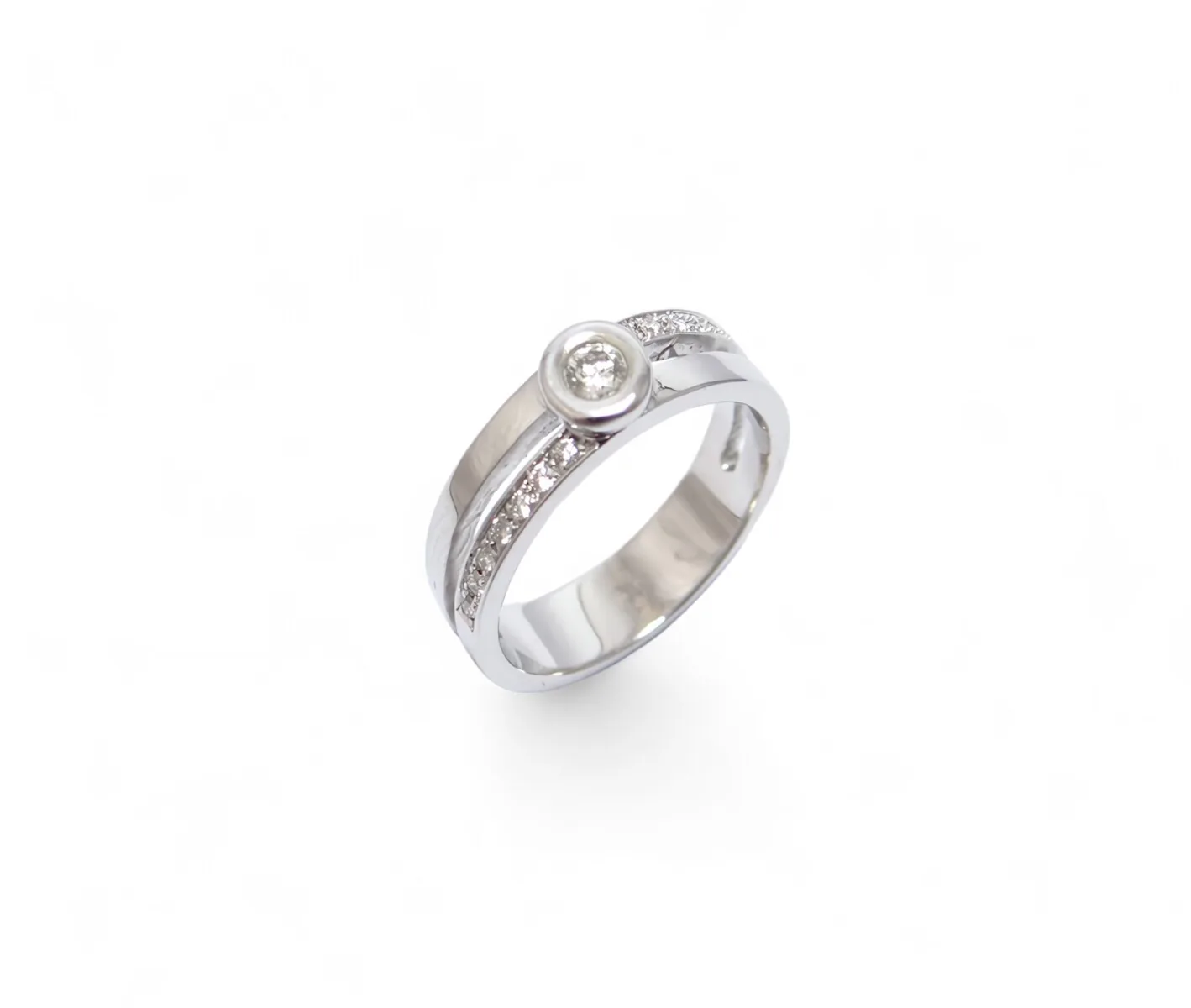 bague en or blanc et diamants en vente