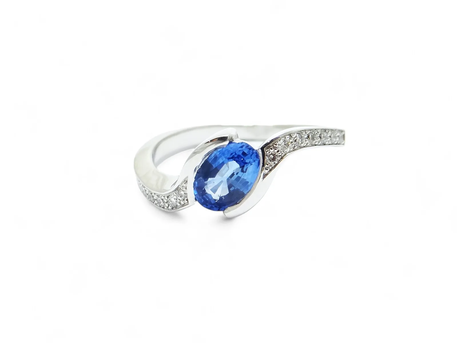 bague vague en or blanc avec un saphir de ceylan et diamants sur le corps