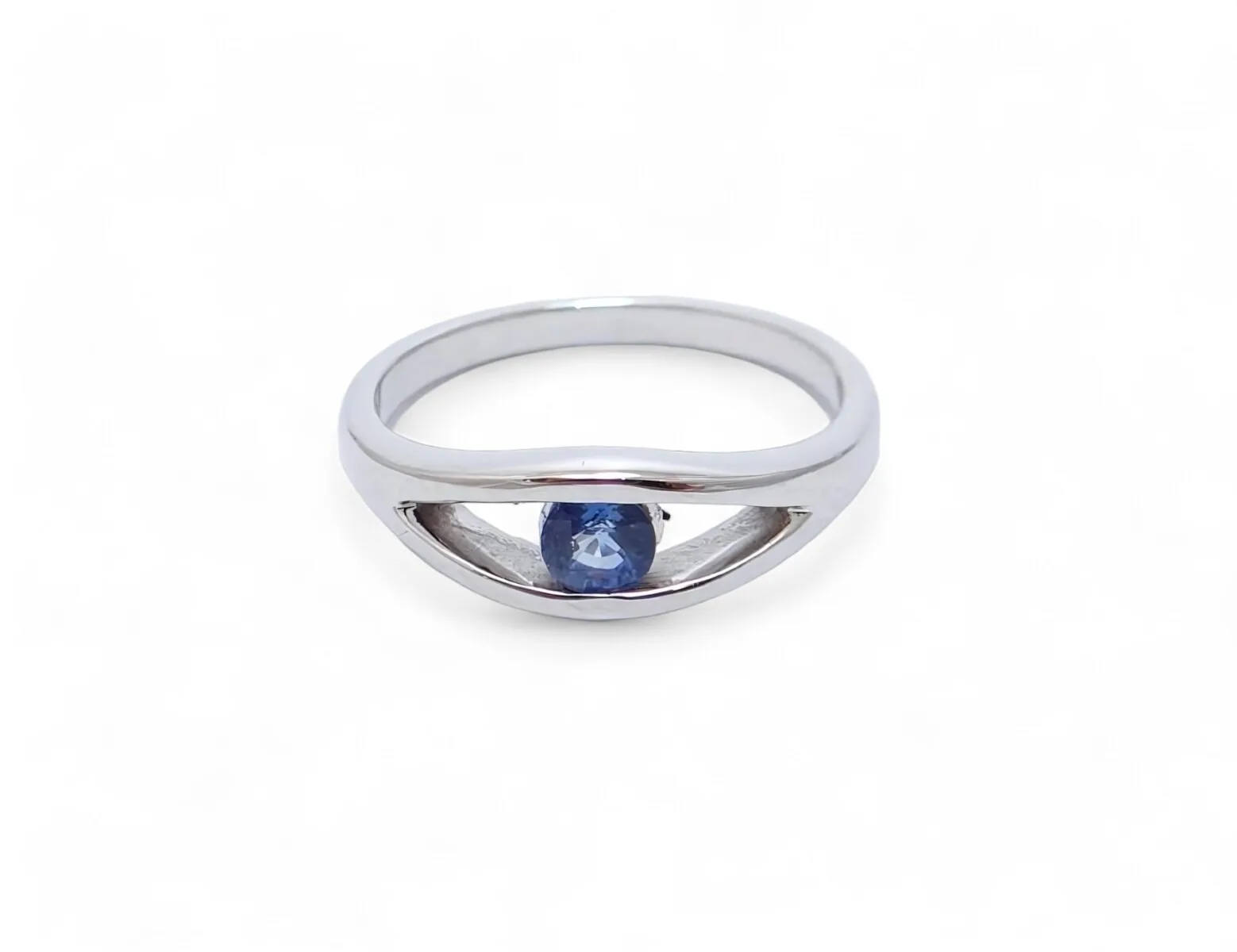 solitaire saphir ceylan monture en or blanc 18 carats
