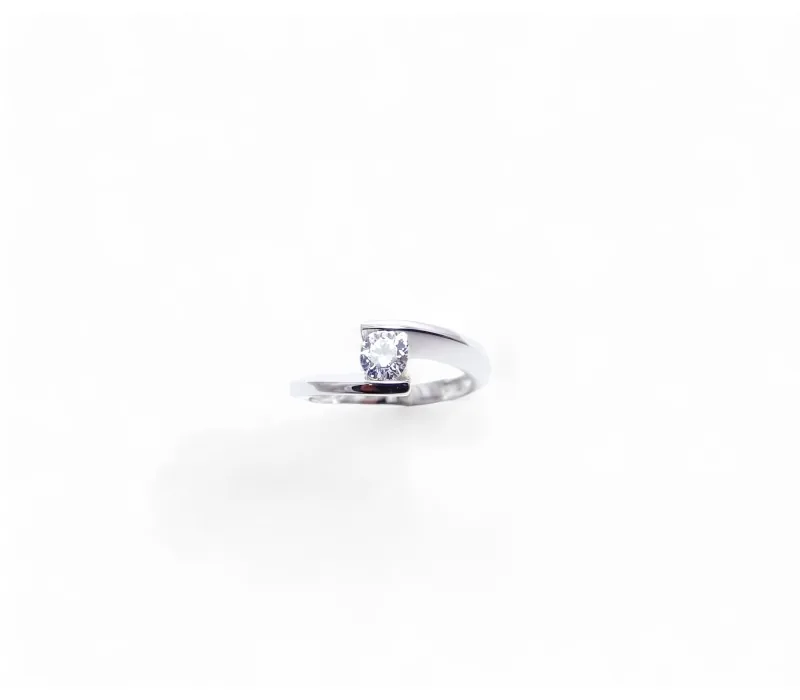 bague or blanc 18 carats anneaux ouvert avec au centre un diamant naturel certifié