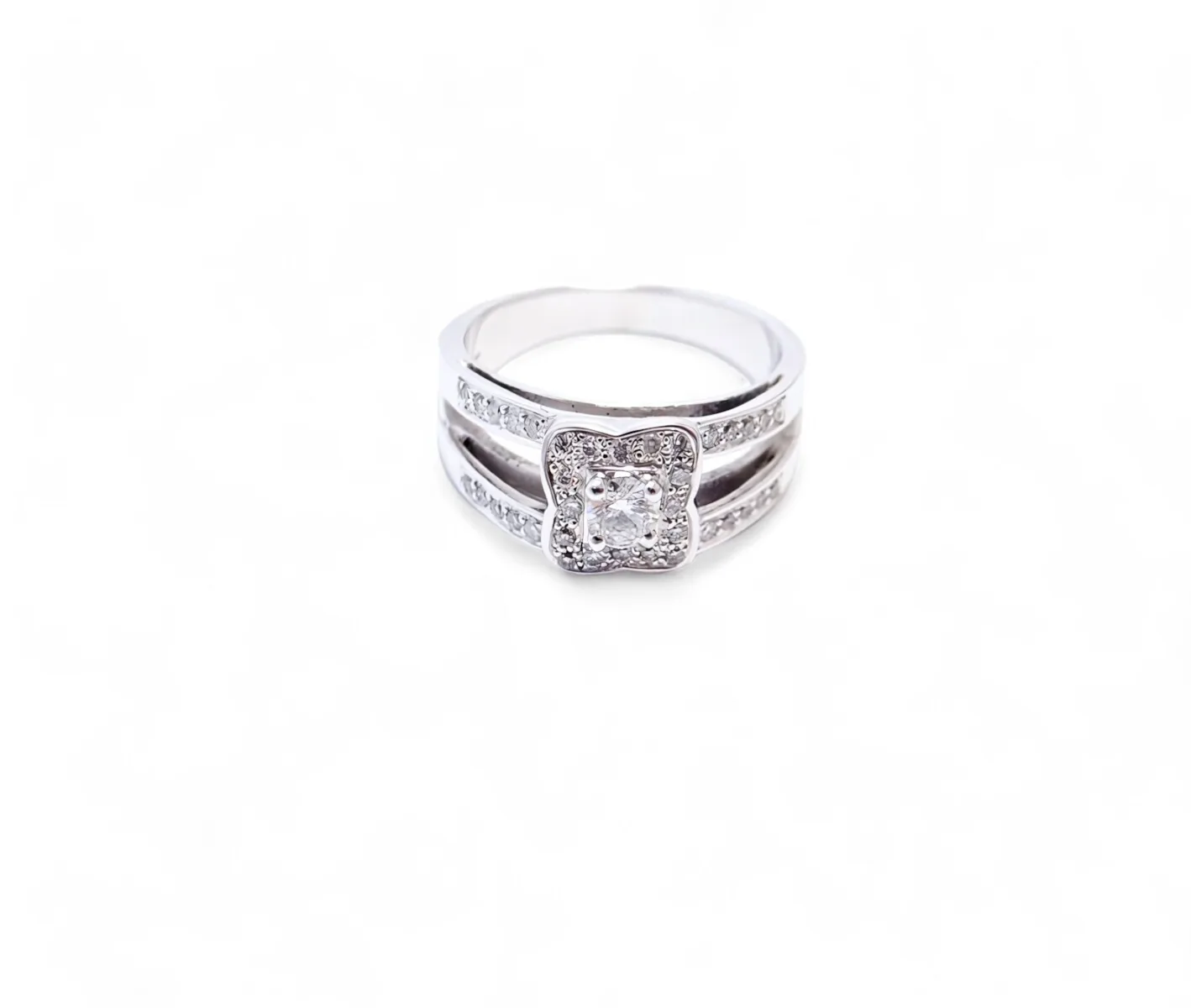 bague en forme de trèfle serti de diamants en or blanc