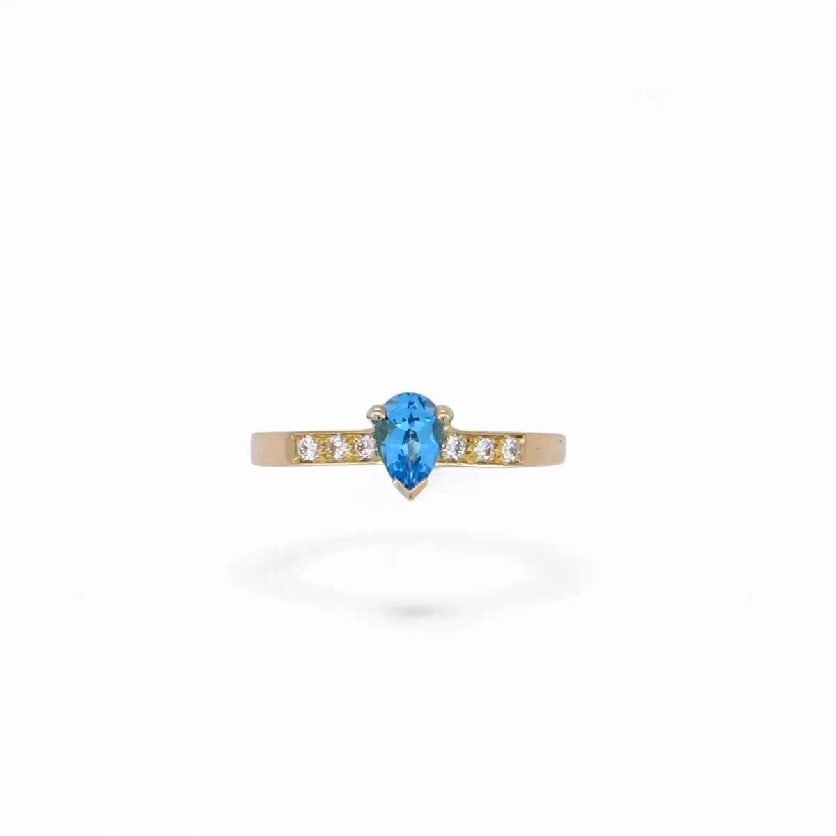 bague de fiançailles au centre une topaze bleue et sur le corps 6 diamants serti