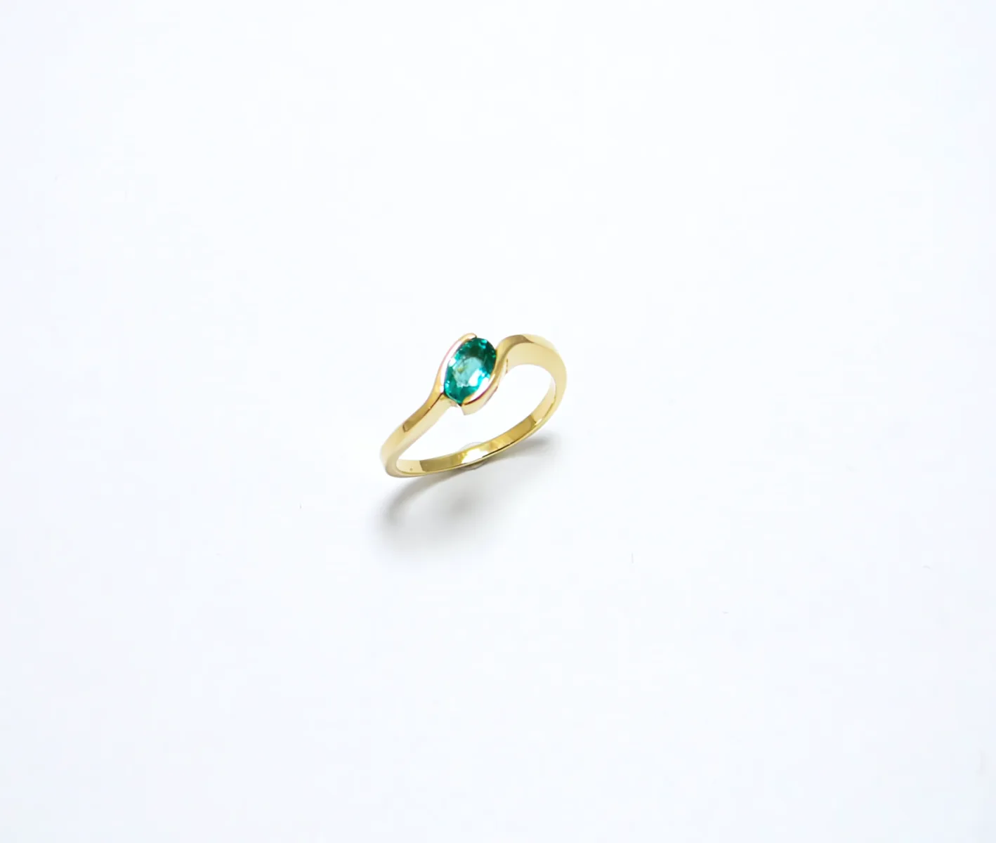solitaire or jaune serti d une emeraude