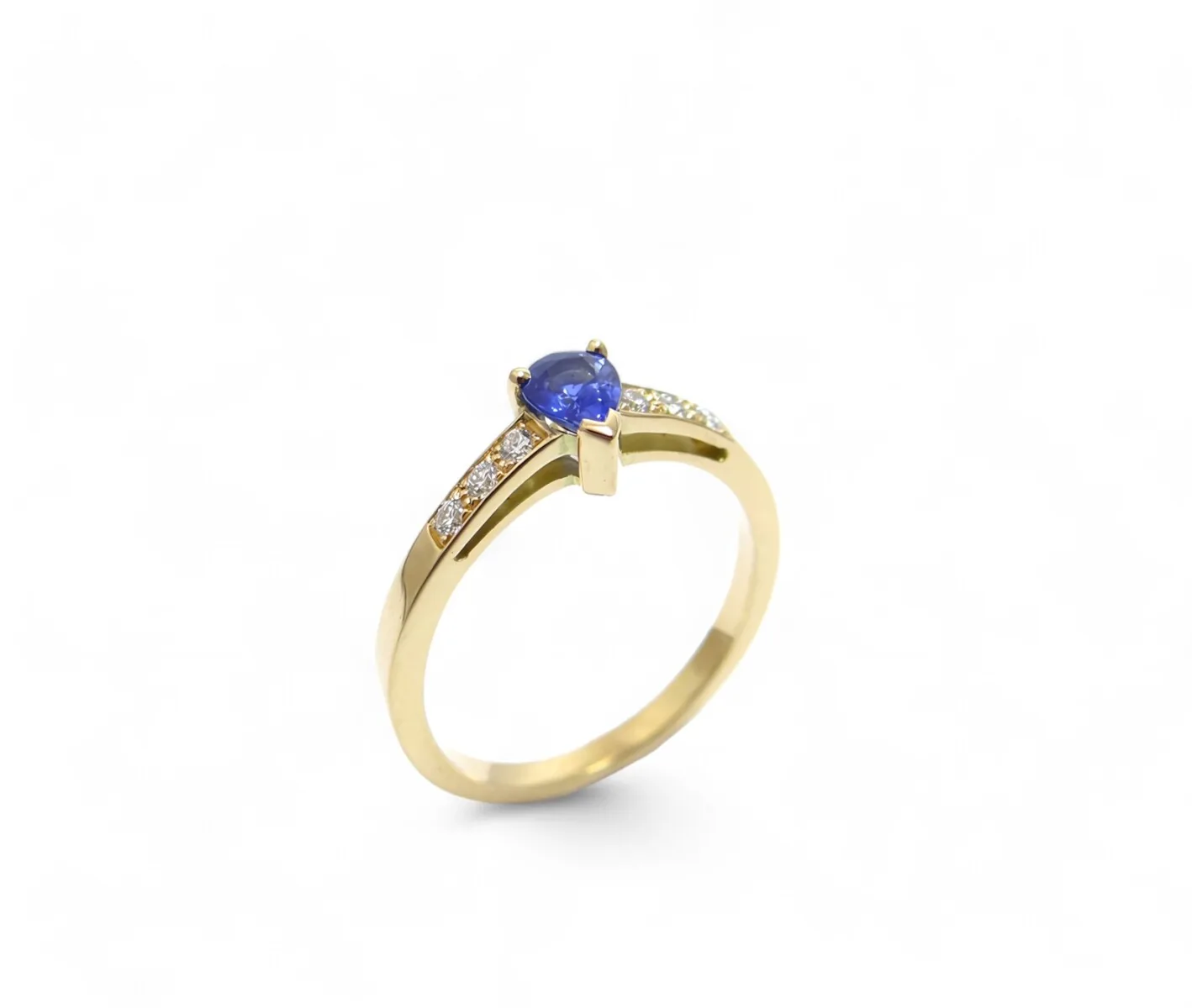 bague or jaune 18 carats saphir poire serti griffes et diamants en grains