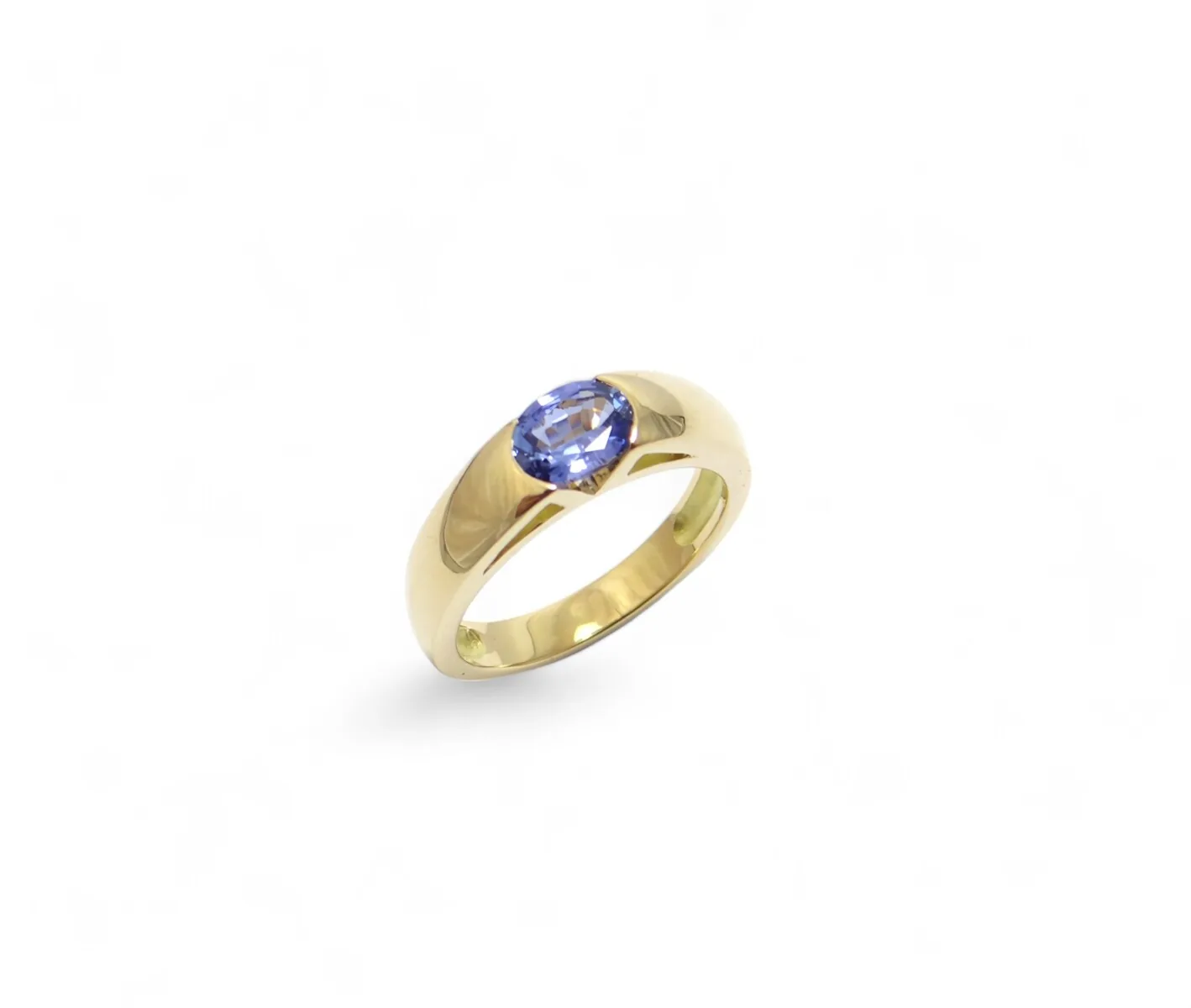 bague or jaune 18 carats avec au centre un saphir ceylan en serti semi clos