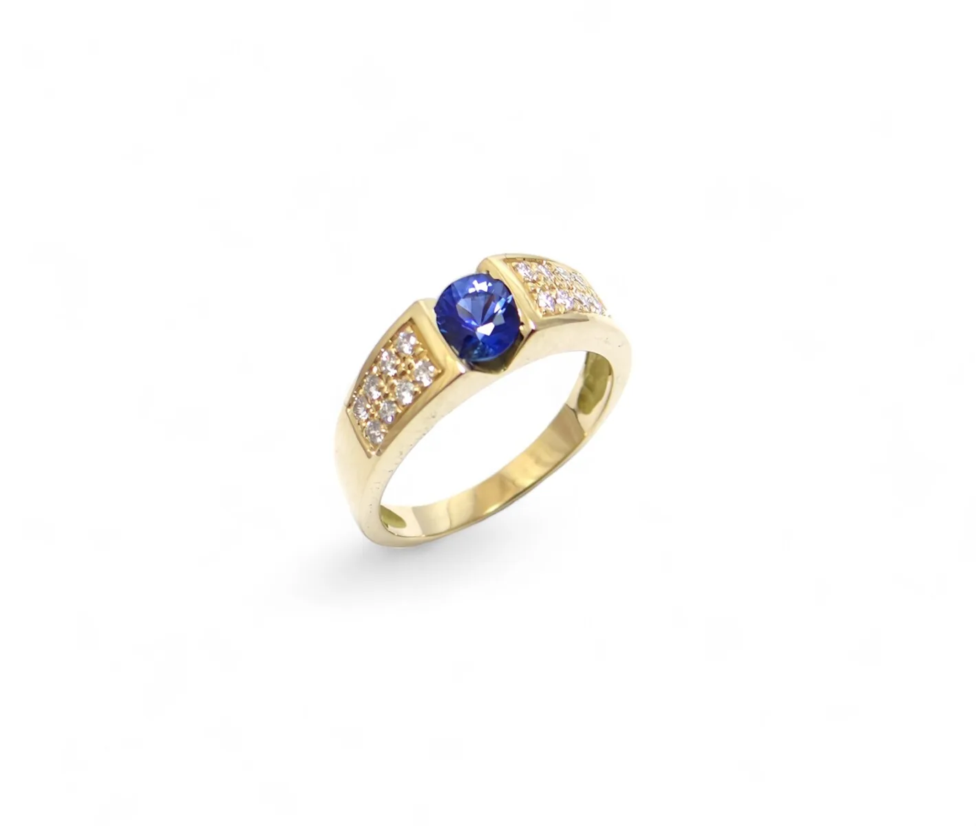 bague saphir royal blue rond monture or jaune serti de diamants sur le corps
