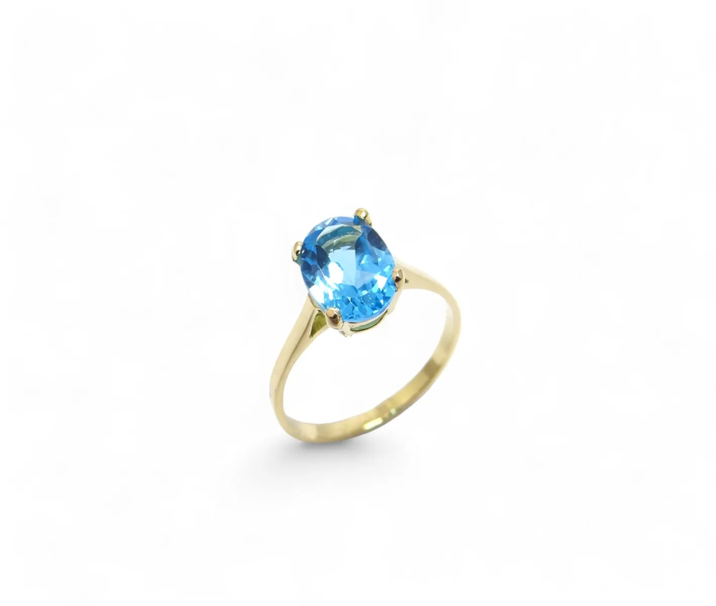 bague en or jaune et topaze bleue serti sur 4 griffes