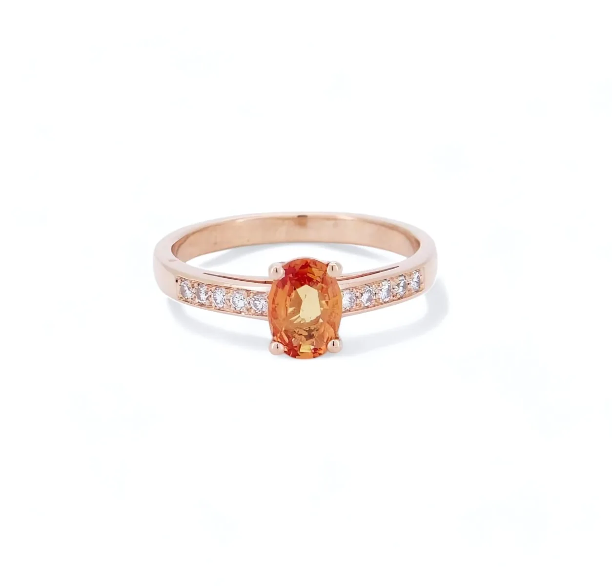 bague en or rose 18 carats serti d un saphir orange au centre et des diamants autour