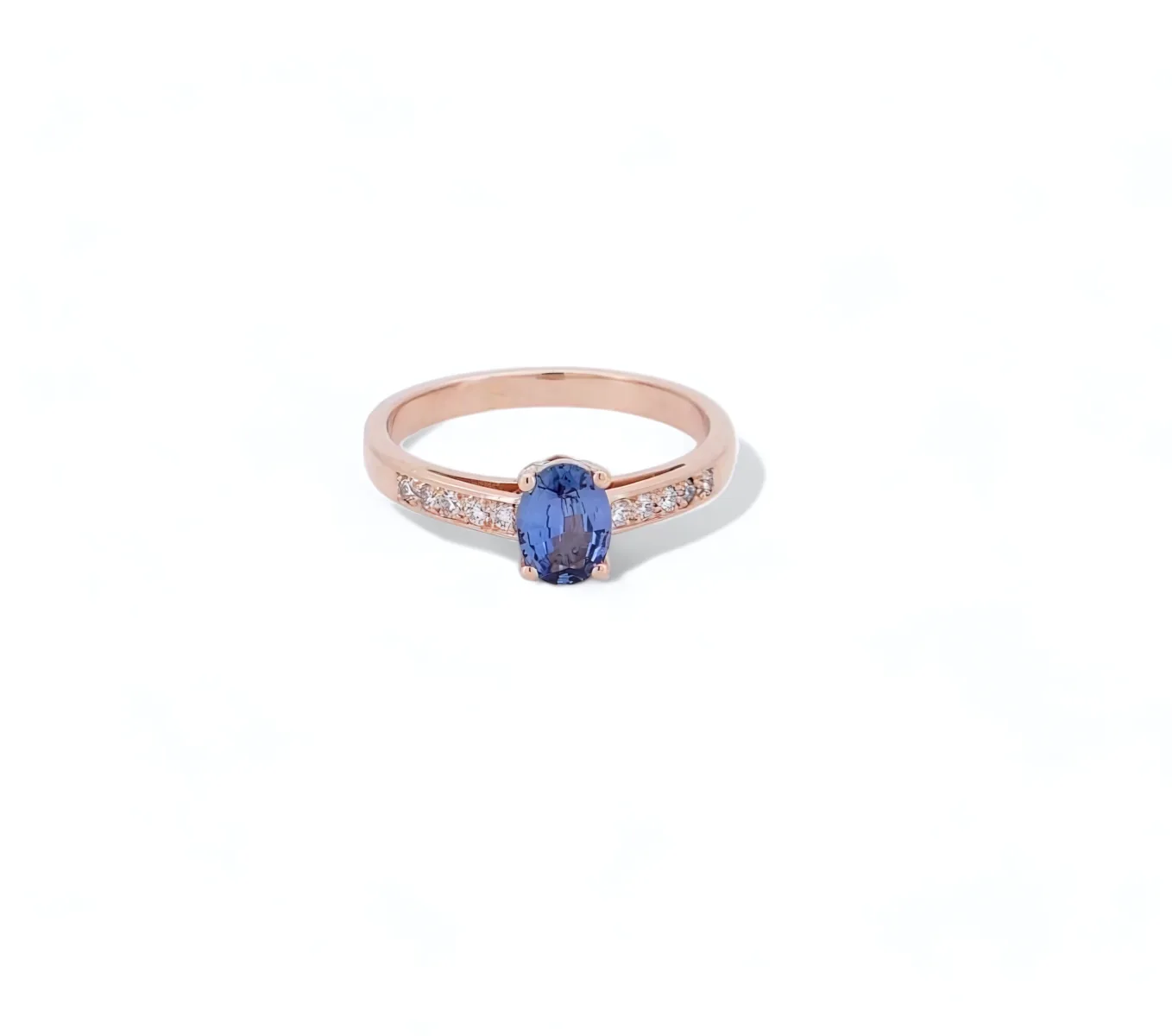 bague de fiançailles avec un saphir de ceylan au centre serti de diamants naturel sur le corps de bague en or rose 18 carats