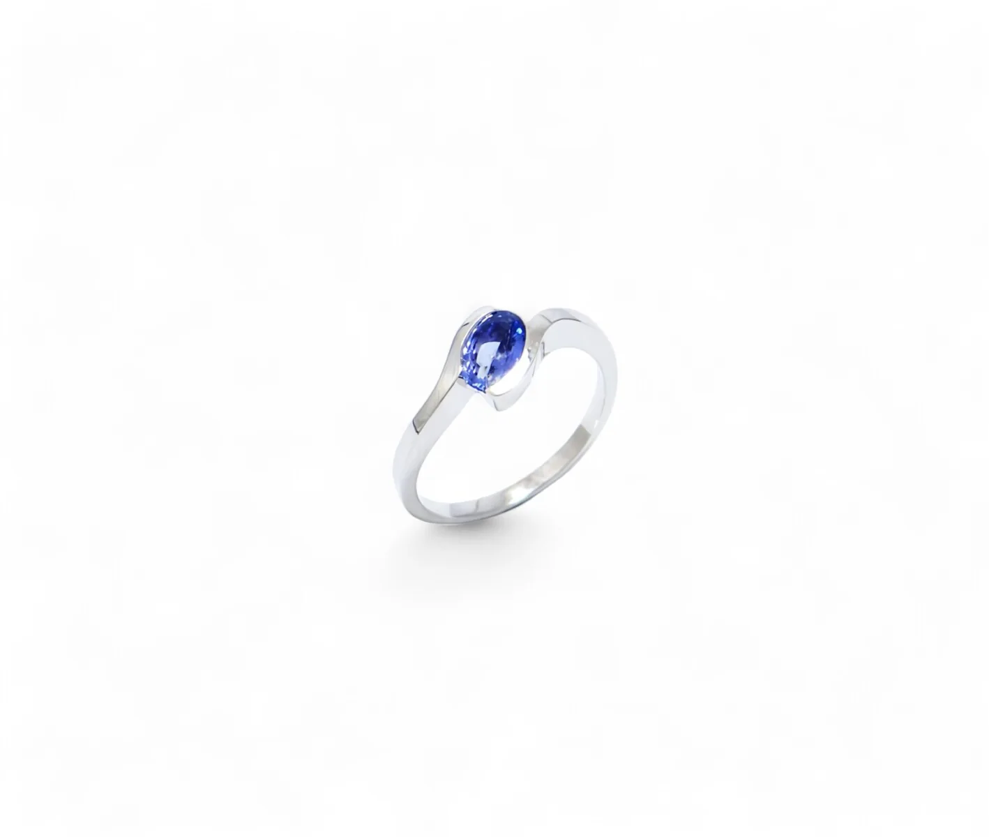 saphir ceylan ovale 7/5 mm serti sur bague en or blanc semi clos