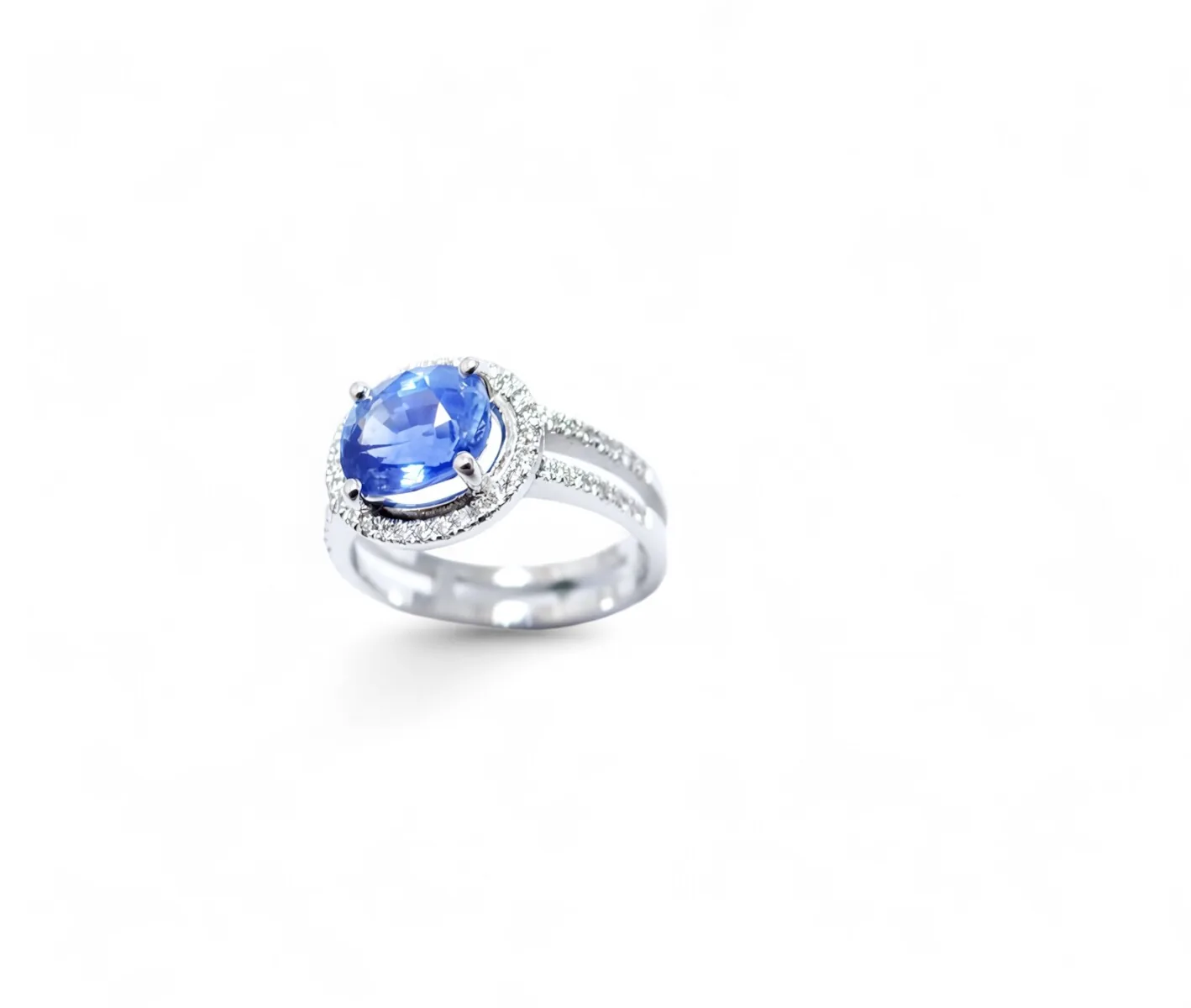 bague saphir ceylan ovale entourage diamants monture or blanc 18 carats