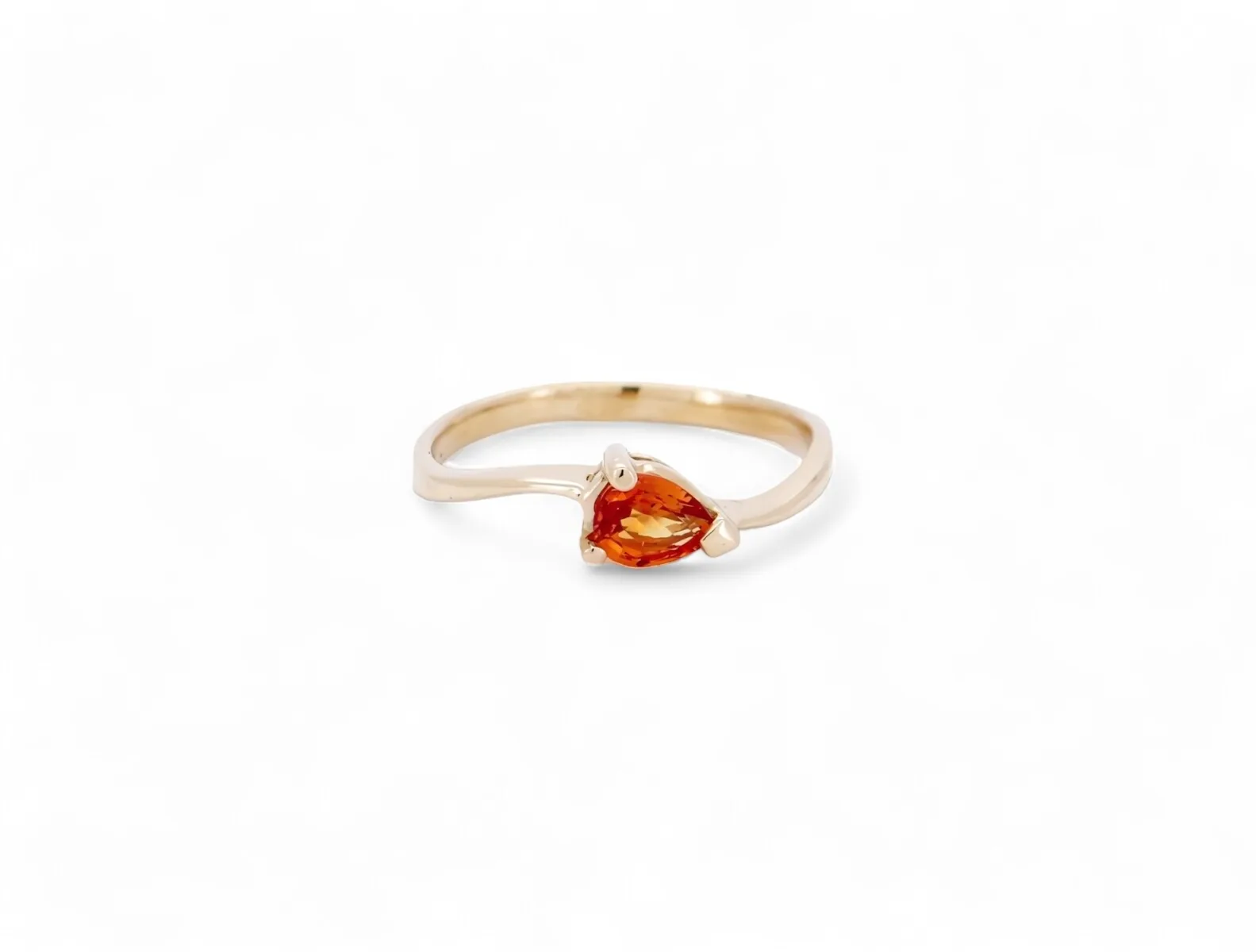 bague vague avec au centre un saphir orange très bien taillé monté sur or jaune 18 carats